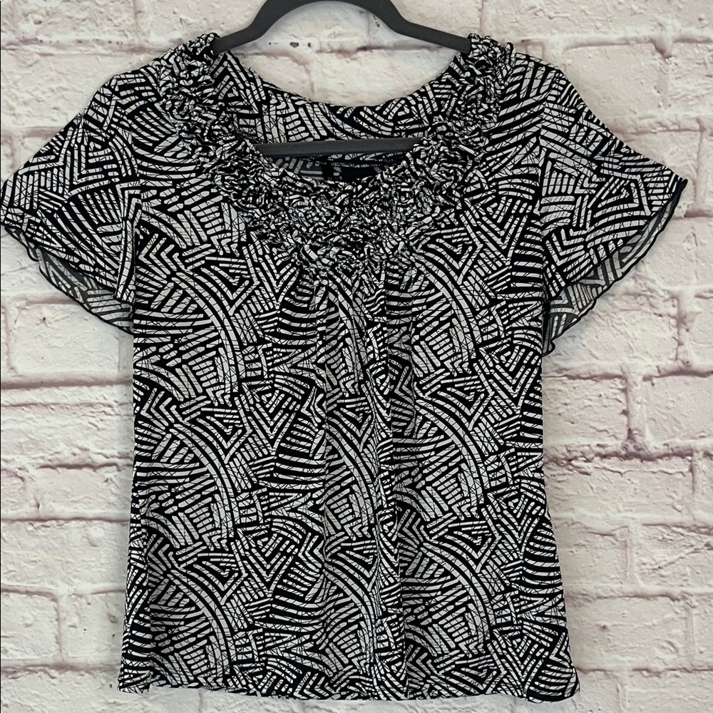 New Directions Black and White Geometric Blouse